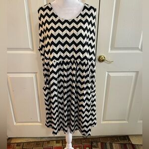 Saint Tropez West black & white chevron stripe dress, 3X